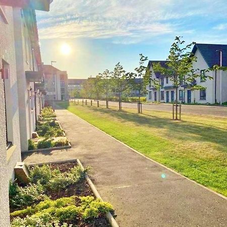 3 Bed House With Parking Near Airport Villa EDI Buitenkant foto