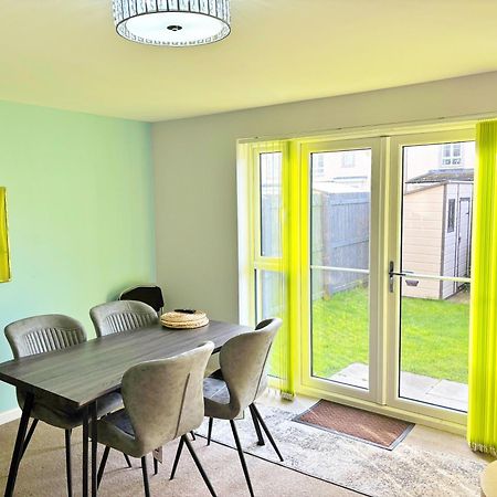 3 Bed House With Parking Near Airport Villa EDI Buitenkant foto