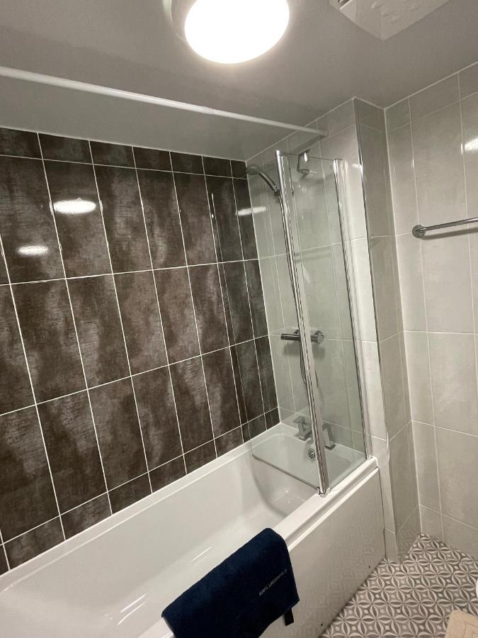 3 Bed House With Parking Near Airport Villa EDI Buitenkant foto