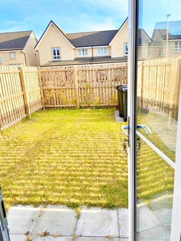 3 Bed House With Parking Near Airport Villa EDI Buitenkant foto