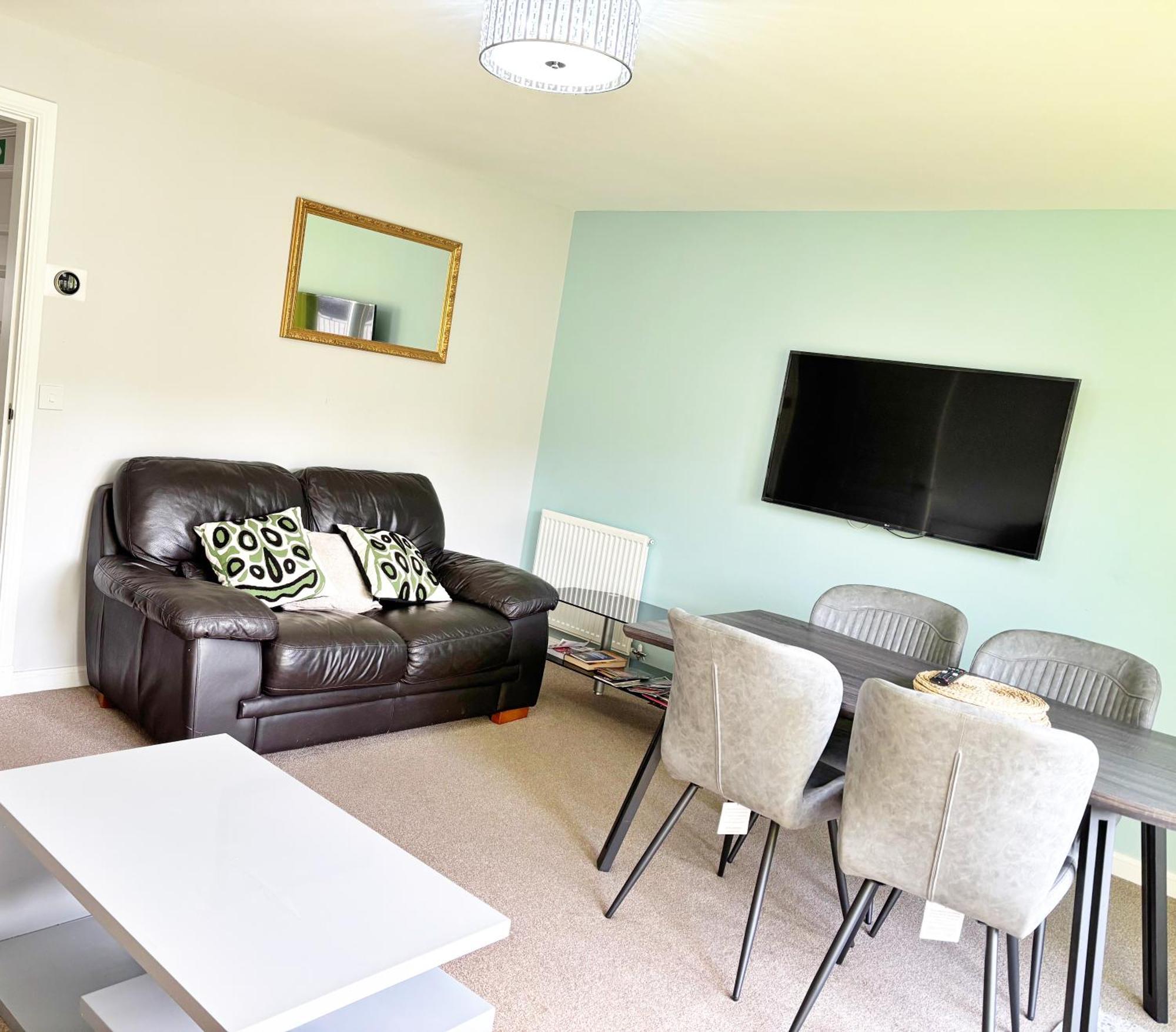 3 Bed House With Parking Near Airport Villa EDI Buitenkant foto