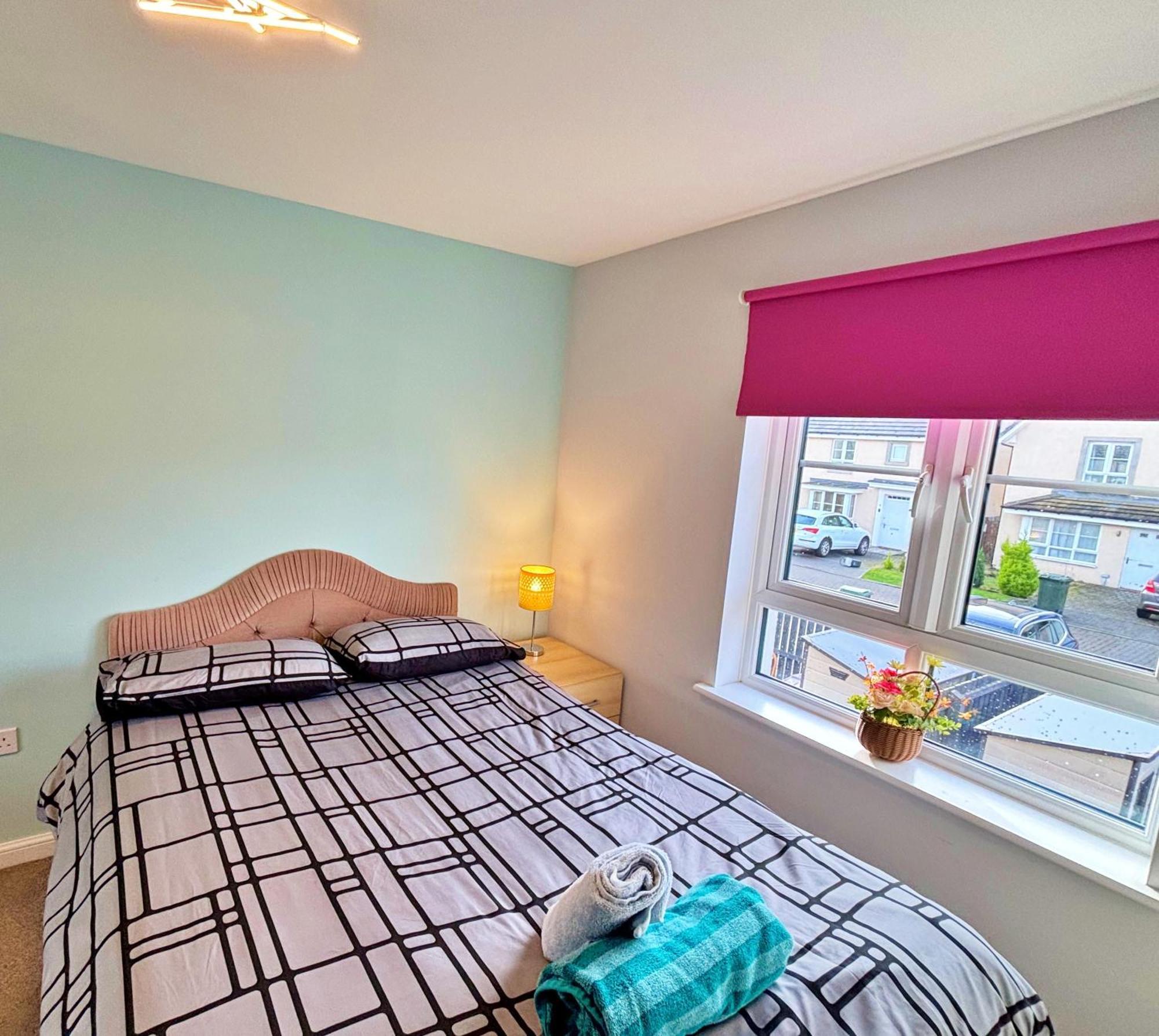 3 Bed House With Parking Near Airport Villa EDI Buitenkant foto