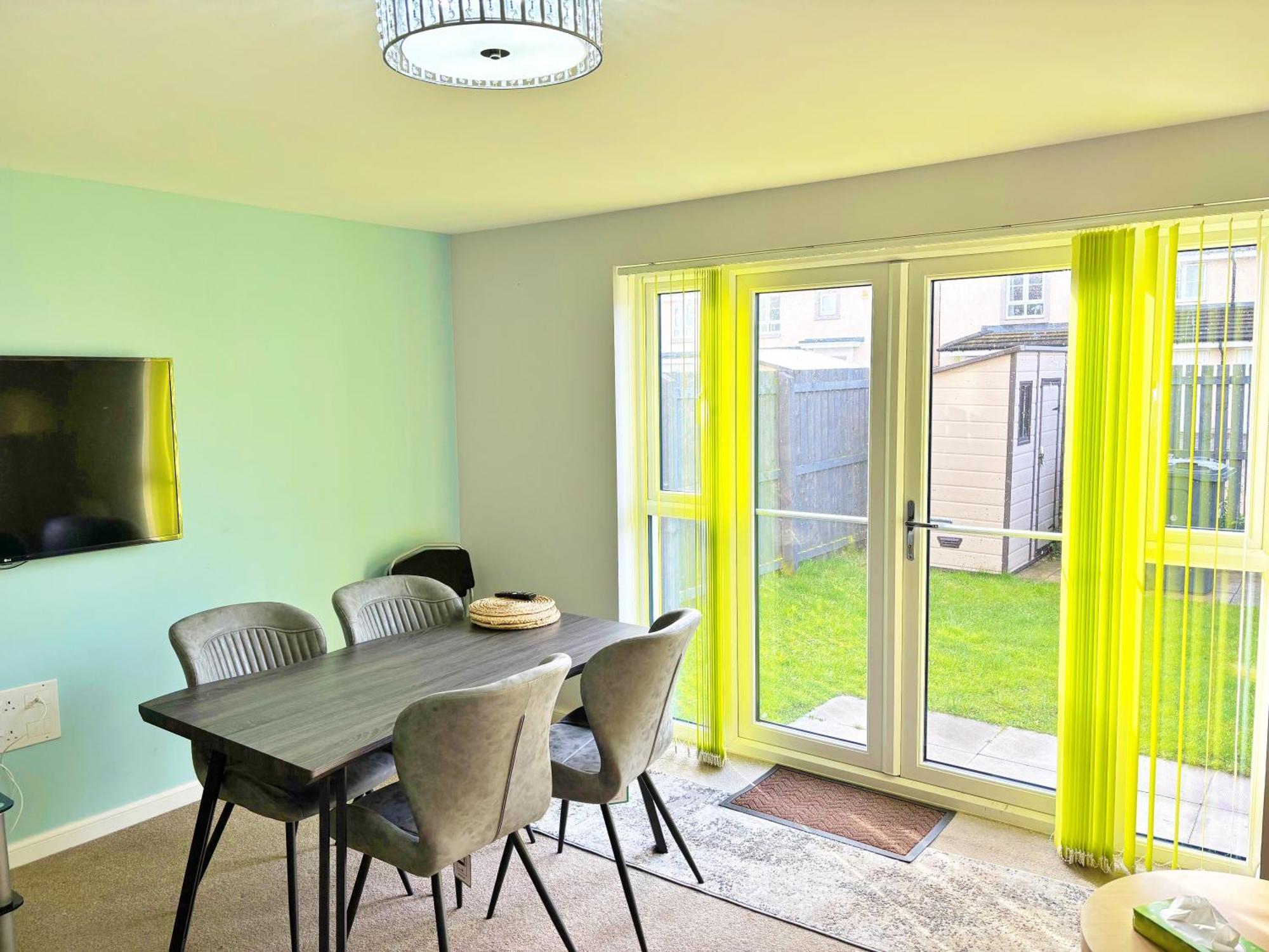 3 Bed House With Parking Near Airport Villa EDI Buitenkant foto
