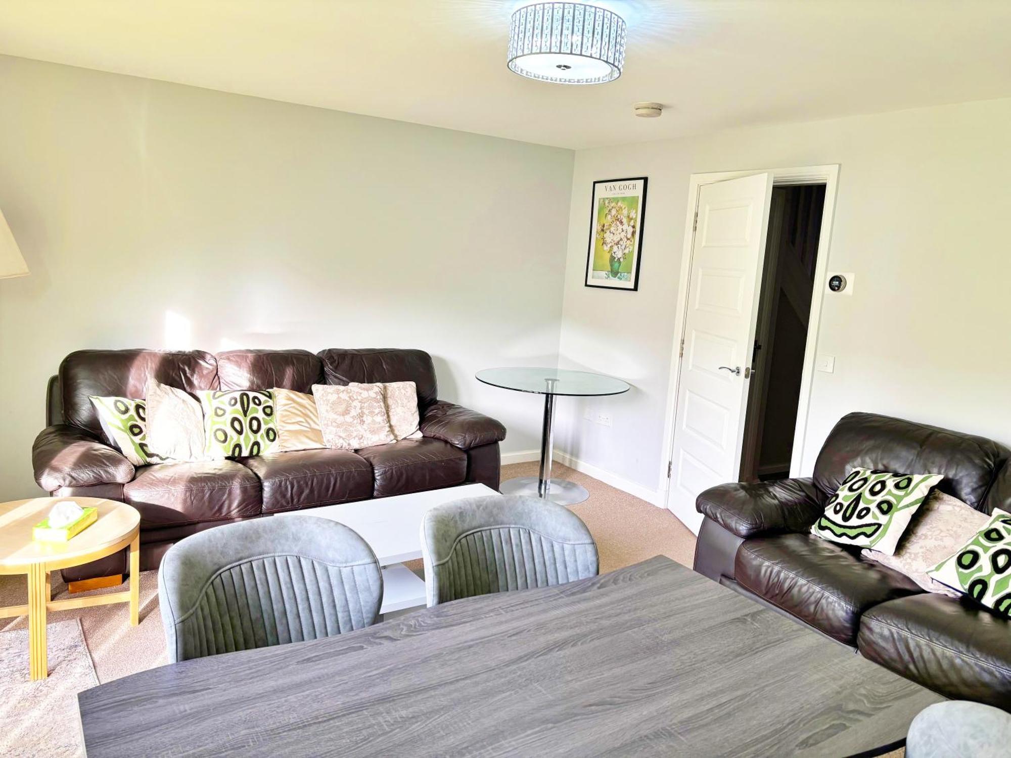 3 Bed House With Parking Near Airport Villa EDI Buitenkant foto