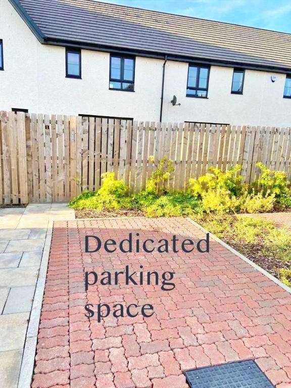 3 Bed House With Parking Near Airport Villa EDI Buitenkant foto