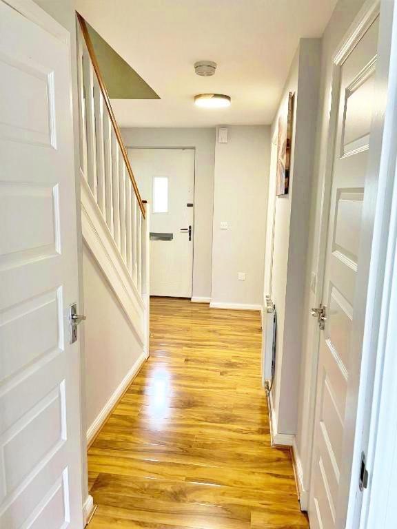 3 Bed House With Parking Near Airport Villa EDI Buitenkant foto