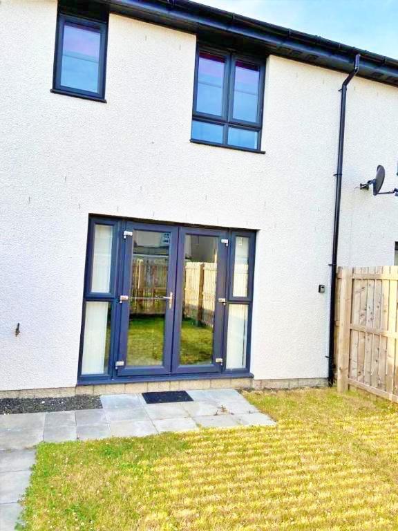 3 Bed House With Parking Near Airport Villa EDI Buitenkant foto