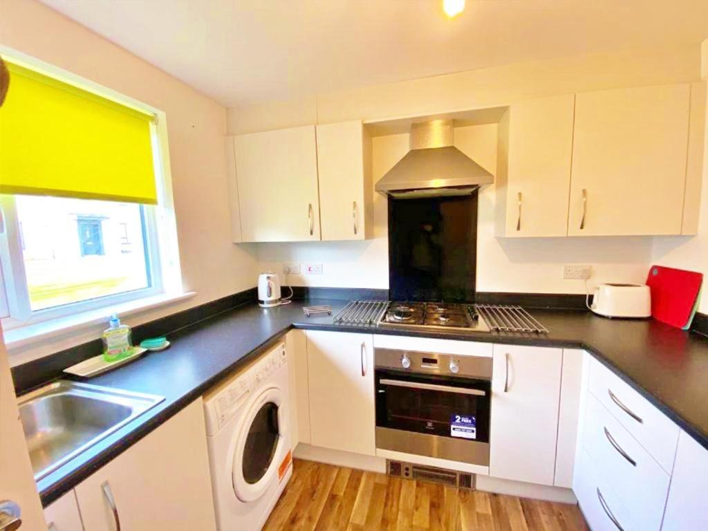 3 Bed House With Parking Near Airport Villa EDI Buitenkant foto