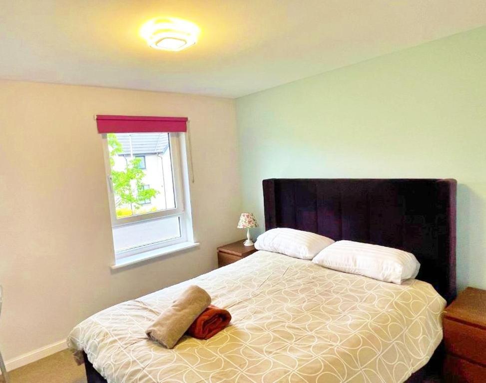 3 Bed House With Parking Near Airport Villa EDI Buitenkant foto