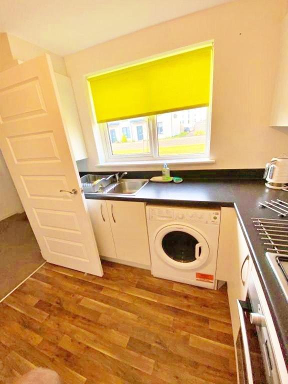 3 Bed House With Parking Near Airport Villa EDI Buitenkant foto