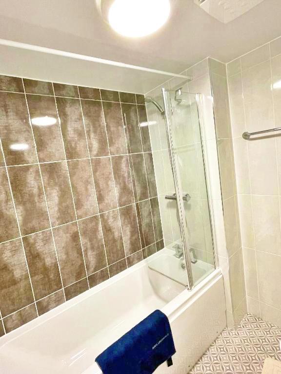 3 Bed House With Parking Near Airport Villa EDI Buitenkant foto