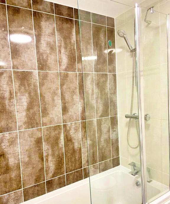 3 Bed House With Parking Near Airport Villa EDI Buitenkant foto