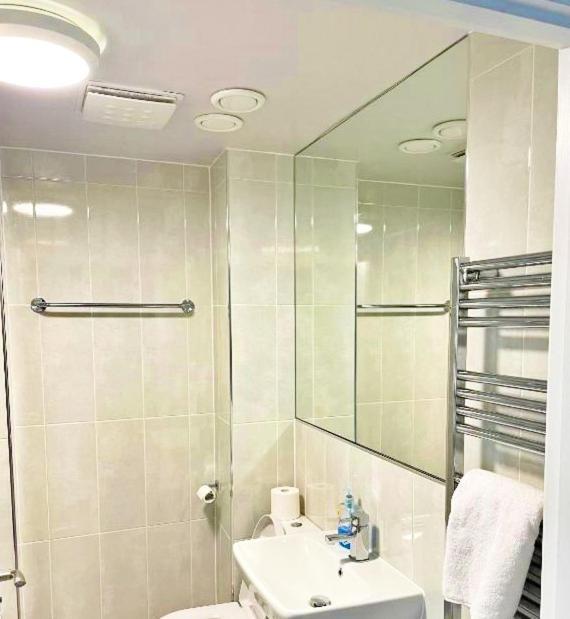 3 Bed House With Parking Near Airport Villa EDI Buitenkant foto
