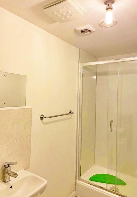 3 Bed House With Parking Near Airport Villa EDI Buitenkant foto
